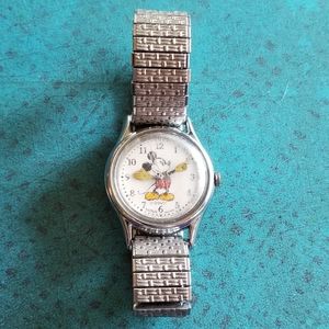 Vintage Mickey Mouse wristwatch Lorus Disney ladies silver tone quartz